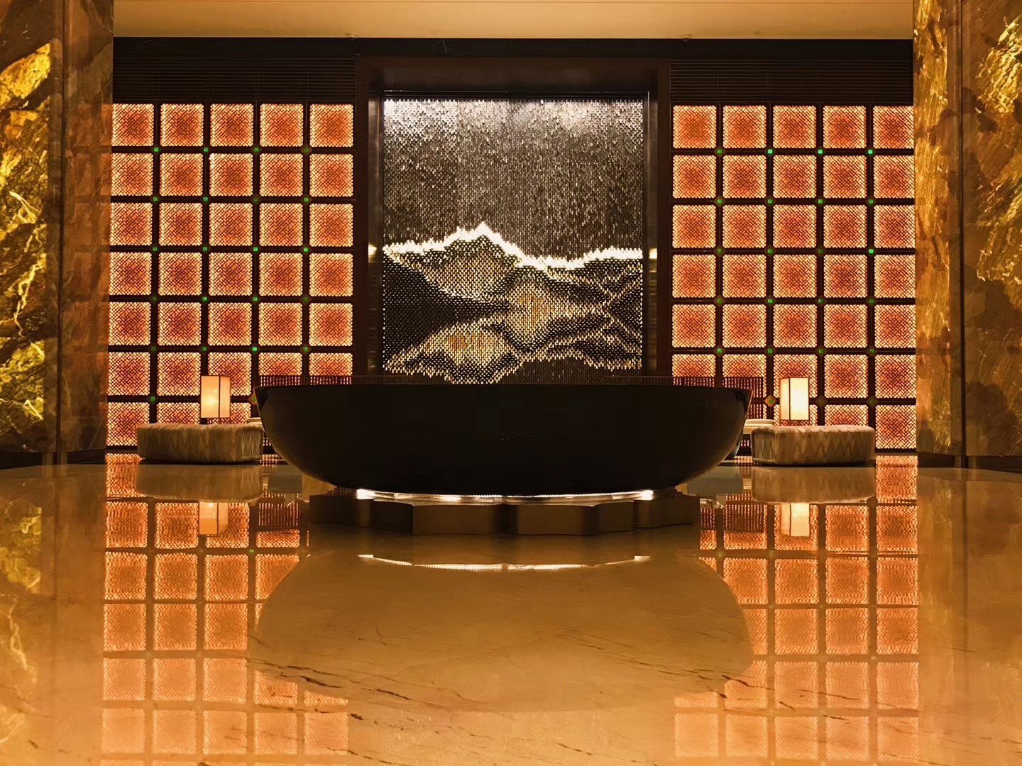 柳江河畔見蓮花 百里畫廊一山莊